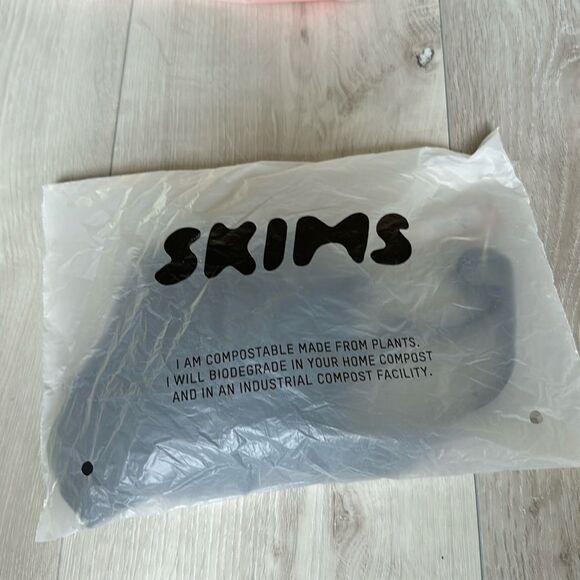 SKIMS PLUNGE BRA ONYX SMALL NWT IN PACKAGING - Picture 6 of 7